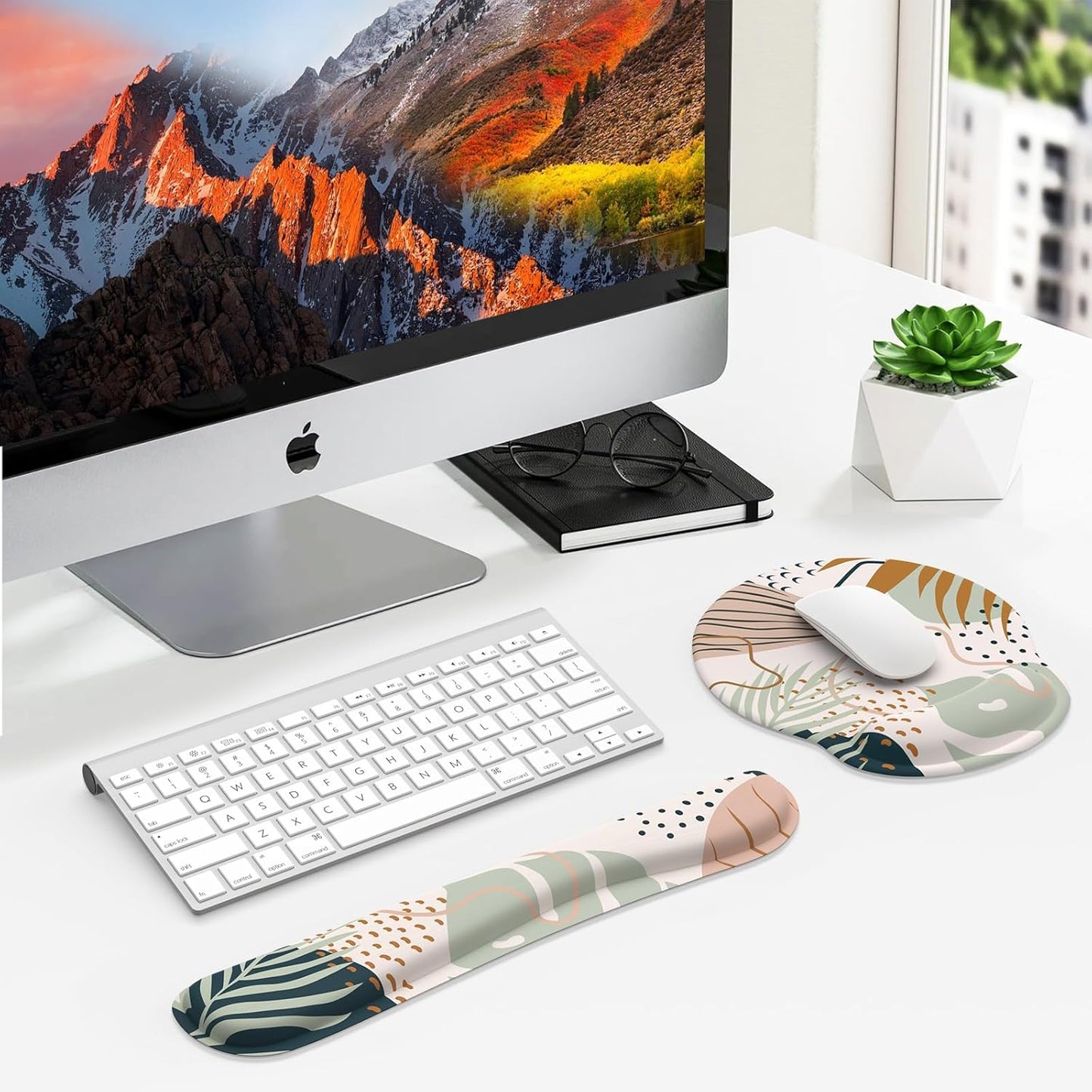 Ergonomic Mouse Pad and Wrist Support Set with Non-Slip Base for Computer and Laptop Use, Includes Coasters, Ideal for Home Office, Tropical Plants Design